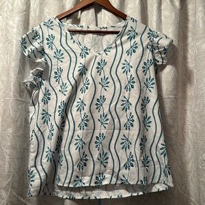 4/$15 Cute floral green and white top sz L